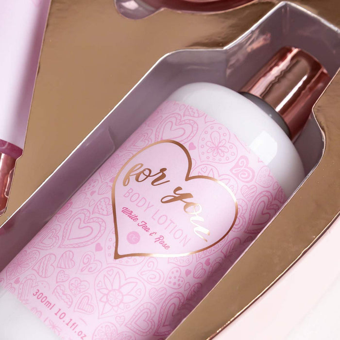 Beauty Geschenkset Hearts, Bade- & Dusch-Set für Frauen, Mamas und Damen in Herzbox