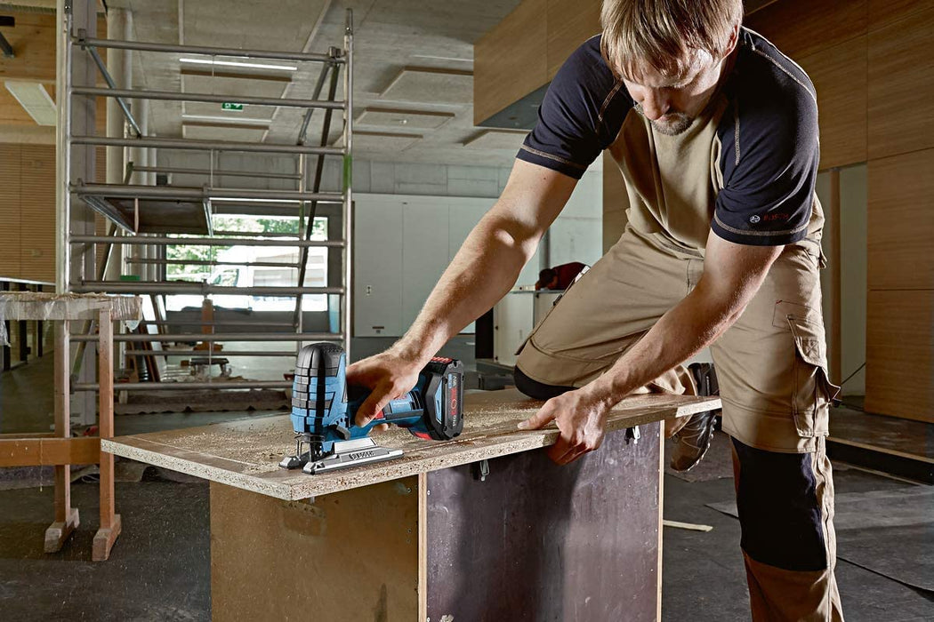 Bosch Professional 18V System Akku Stichsäge (inkl. 2x4.0 Ah Akku, Schnellladegerät, 3xStichsägeblatt, Abdeckhaube, in L-BOXX)