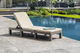 Deluxe Sonnenliege für Garten, Terrasse & Balkon mit verstellbarem Kopfteil, cappuccino, inkl. Auflage, Gartenliege aus Kunststoff, flache Rattanoptik