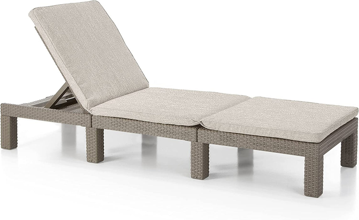 Deluxe Sonnenliege für Garten, Terrasse & Balkon mit verstellbarem Kopfteil, cappuccino, inkl. Auflage, Gartenliege aus Kunststoff, flache Rattanoptik