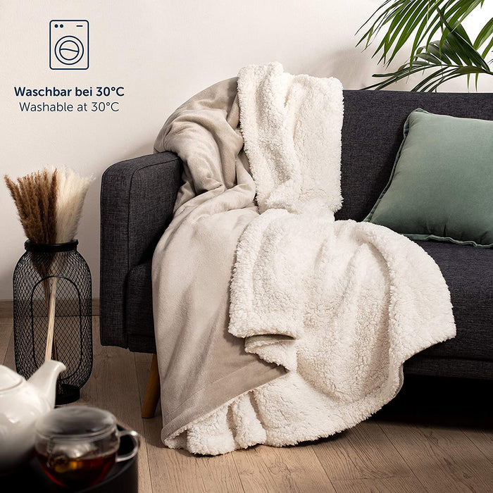Flauschige Sherpa Kuscheldecke – hochwertige Wohndecke, super weiche Fleecedecke als Sofaüberwurf, Tagesdecke oder Wohnzimmerdecke, 150 x 200 cm, Grau