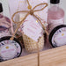 Floral Dreams im Holzkorb Bade-, SPA und Dusch Set Lavendel Duft – 7-teiliges Geschenk set in dekorativem Korb aus Holz