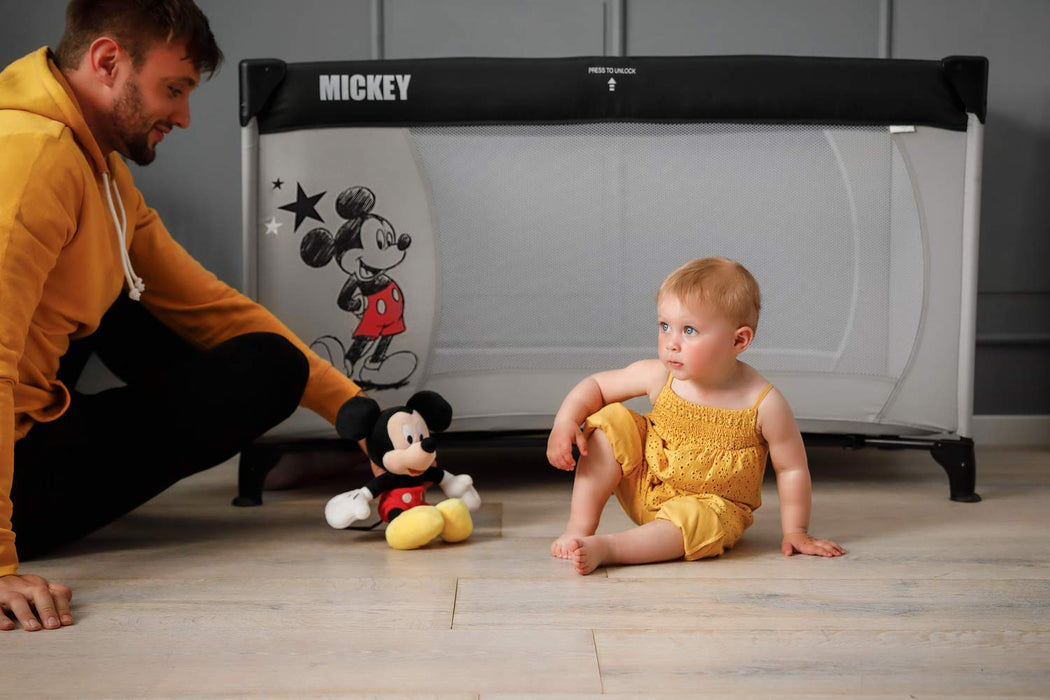 Disney Reisebett Dream N Play / für Babys und Kinder ab Geburt bis 15 kg / 120 x 60 cm / Leicht / Kompakt Faltbar / Inkl. Trage Tasche / Mickey Mouse / Grau