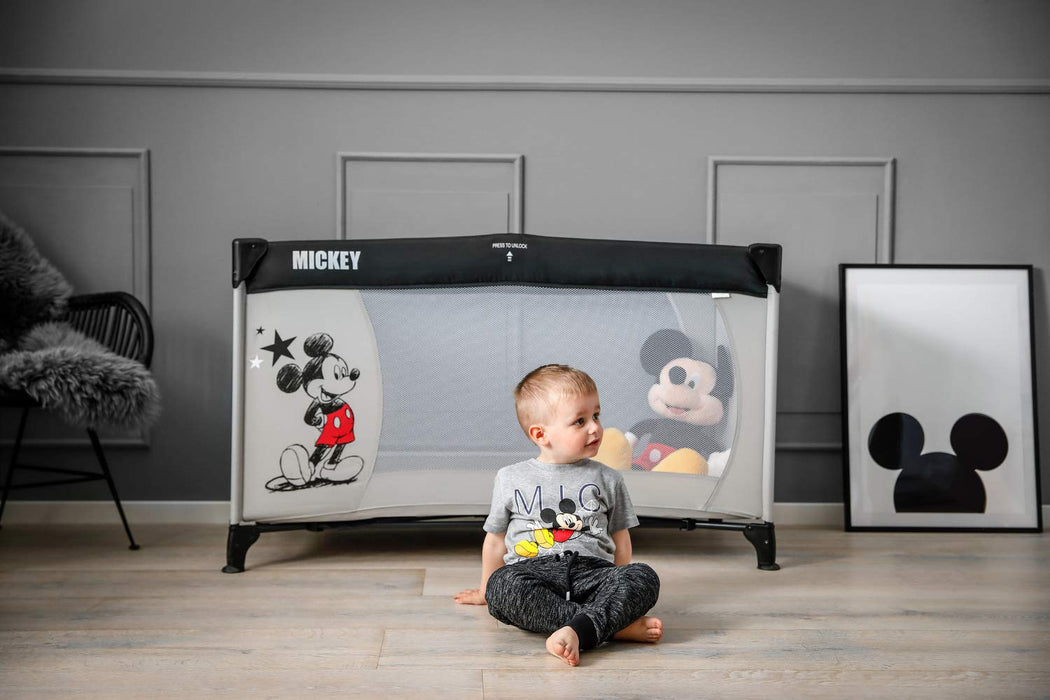 Disney Reisebett Dream N Play / für Babys und Kinder ab Geburt bis 15 kg / 120 x 60 cm / Leicht / Kompakt Faltbar / Inkl. Trage Tasche / Mickey Mouse / Grau