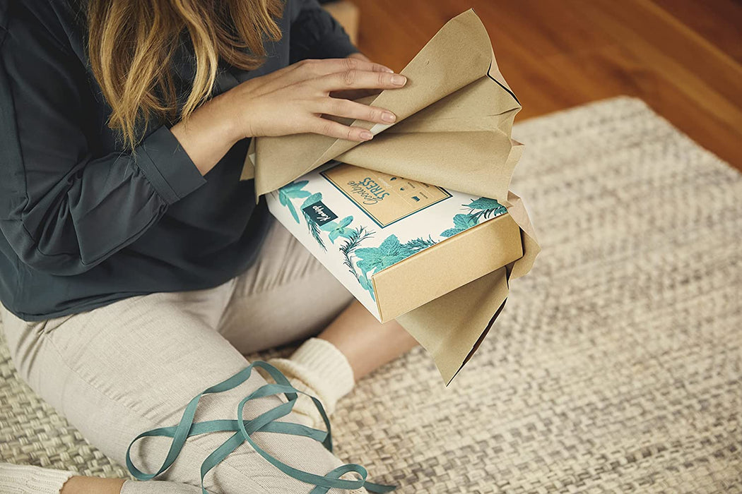 Kneipp Geschenkpackung Goodbye Stress Collection - Set aus 60g Badekristallen, 20ml Bade-Essenz, 75ml Wirkdusche, 75ml Körperlotion & 62g Duftkerze