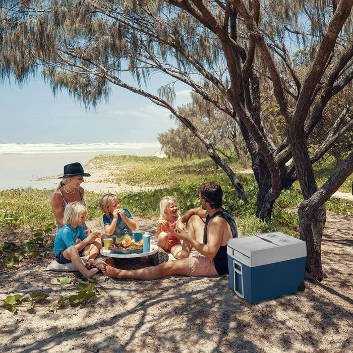 Elektrische Kühlbox mit Rollen passend für eine komplette Getränkekiste / Bierkiste, 48 Liter, 12 V und 230 V für Auto, Lkw, Boot