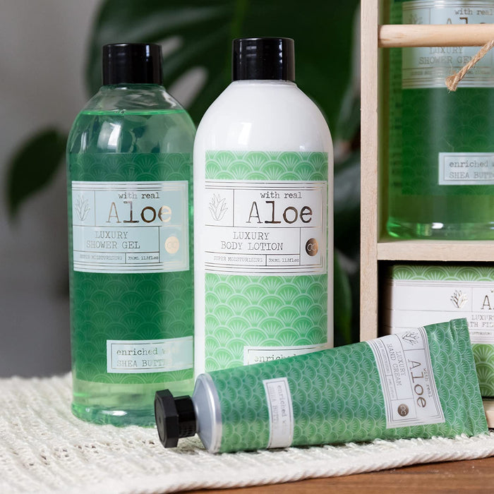 Premium Collection Aloe Vera Geschenkset für Frauen im Holzregal mit Duschgel Bodylotion Handcreme Badebomben und Sisaltuch