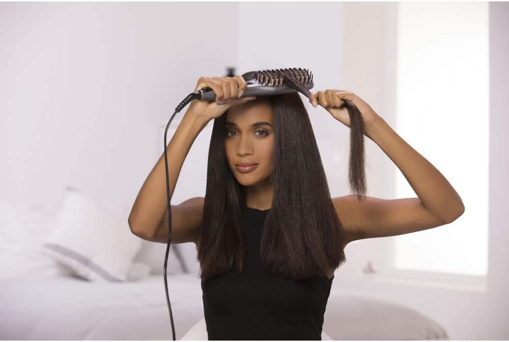 Remington Glätteisen & Haarbürste für eine reduzierte Stylingzeit (Keratin-Keramikbeschichtung mit Mandelöl angereichert, Digitales Display) 