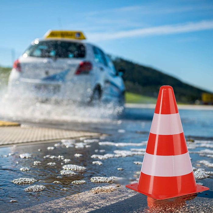 Warnkegel 10er Set, stapelbar, Verkehrshütchen, Schnürbeutel, Markierungshütchen, Pylonen, 22 cm, orange/weiß