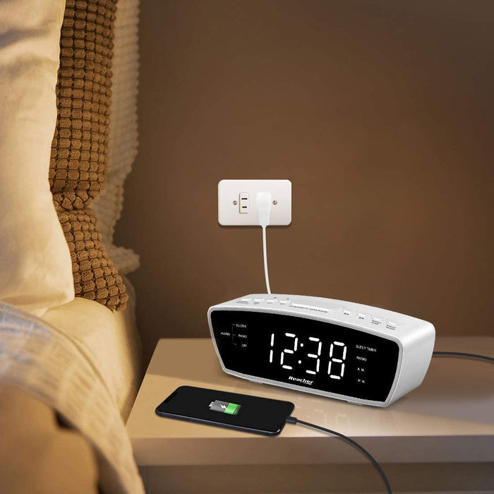 Radiowecker, Reacher Simple Wecker Radio mit USB-Ladebuchse, FM-Radio, Dimmer, 6 Snooze 9-Minuten-Intervalle, einstellbare Wecklautstärke