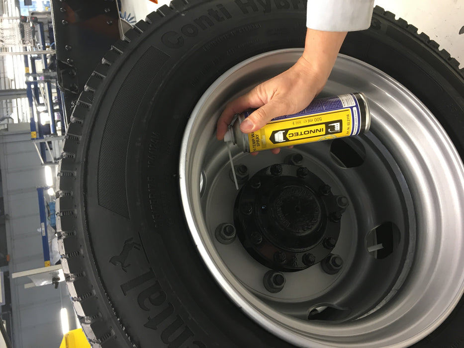 2 Stück Innotec Hi-Temp Wax Spray Unterboden und Hohlraumschutz Fettspray Schwarz - Next Level Konservierung für Automotive & Industrie - Keine Anhaftung von Schmutz und Staub - 500ml Spraydose 