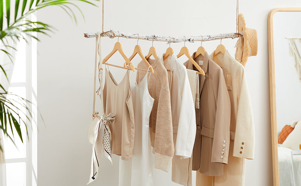 Kleiderbügel aus Massivholz, 30er Set, Holzbügel mit rutschfestem Hosensteg und Einkerbungen, um 360° drehbarer Haken, für Mäntel, Anzüge, Kleider